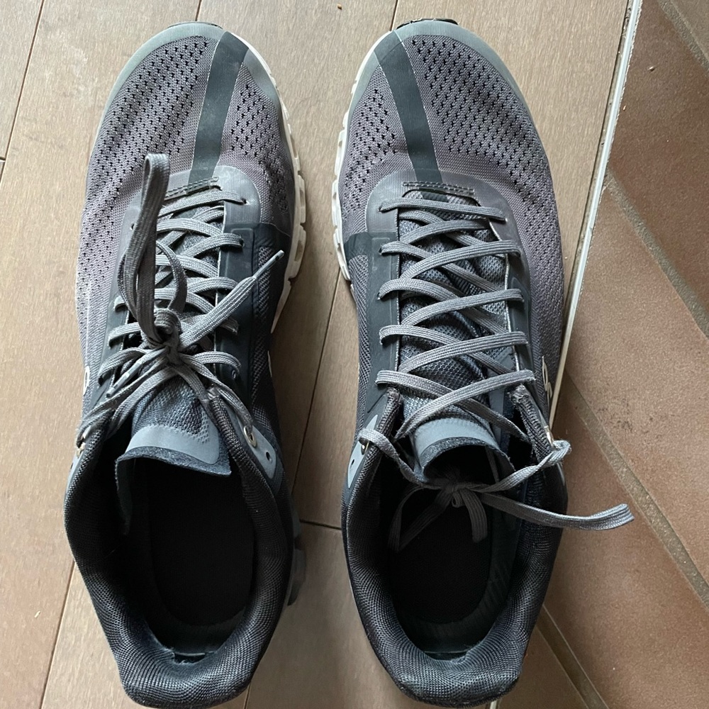 On Cloud mens size 11